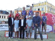 Plaża Open rozpoczęła się już w czwartek 21 lipca turniejem amatorów. Na zdjęciu zwycięzcy tego turnieju z prezydentem Zamościa Andrzejem Wnukiem i organizatorami przedsięwzięcia.   