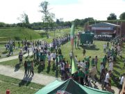 Uczestnicy ŚDM bawili się również na terenach zielonych przy murach twierdzy otwartej..   
